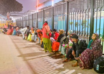 Prayagraj: Devotees wait for their trains at Prayagraj Railway Junction as they depart for their homes after taking a dip in the Ganga river on the occasion of Mauni Amavasya, in Prayagraj on Sunday, January 18, 2026. (Photo: IANS)