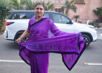 Jaipur: Bayana constituency MLA Ritu Banawat stages a protest at the Rajasthan State Assembly with slogans written on her saree, demanding a CBI probe into alleged commission irregularities related to MLA development funds in  Jaipur, on Wednesday, January 28, 2026. (Photo: IANS)