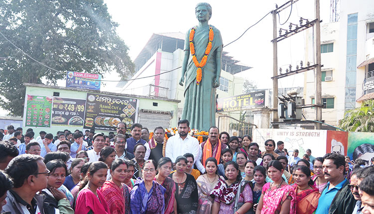 Culture Minister Pays Tribute To Freedom Fighter Maa Parbati Giri In Bargarh