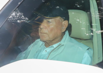 Mumbai: Screenwriter and actor Salim Khan arrives at the Vile Parle Crematorium for the funeral of veteran actor Dharmendra in Mumbai, Monday, November 24, 2025. Veteran Actor Dharmendra Passes Away at 89. (Photo: IANS)