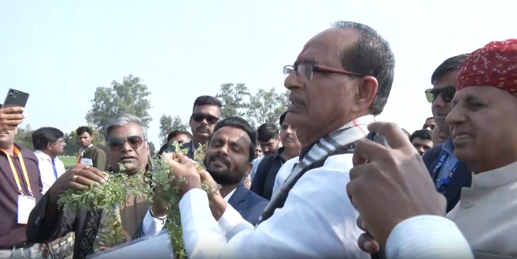MP: Shivraj Singh Chouhan Listens To Farmers’ Grievances, Suggests Sowing Variety Of Pulses