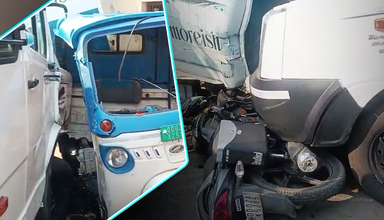 Van Hits E-Rickshaw