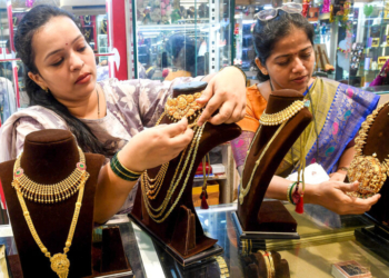Mumbai: People buy gold on the occasion of the Dhanteras festival, in Mumbai on Saturday, October 18, 2025. (Photo: IANS)