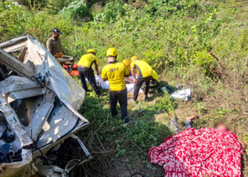 Tehri: Police and SDRF personnel carry out a rescue operation after a vehicle falls into a gorge near Nail on the ChambaKoti Colony road, where eight people lost their lives in the Tehri Garhwal district, on Thursday, April 23, 2026. (Photo: IANS)