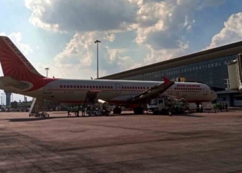 Hyderabad: GMR-led Hyderabad International Airport on Tuesday announced the launch of end-to-end paperless e-boarding for international flights, thus becoming the first airport in India to do so, on Oct 27, 2020. The service is currently available for select international flights of IndiGo Airlines. The airport rolled out its e-boarding services for international flights after the government's nod based on a rigorous and successful pilot. IndiGo Airlines became the maiden carrier to commence this facility when their Sharjah-bound passengers e-boarded themselves from Hyderabad on the 6E 1405 flight on October 2. (Photo: IANS)