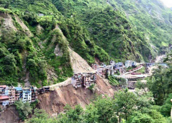 (160706) -- SINDHUPALCHOWK, July 6, 2016 (Xinhua) -- Photo taken on July 6, 2016 shows Nepalese houses near the Nepal-China border on risk due to landslides and blocked Bhotekoshi river at Tatopani, Sindhupalchowk, Nepal. More than 300 people have been displaced. Araniko highway is one of the main trading highway which connects Nepal and China. (Xinhua)
****Authorized by ytfs****