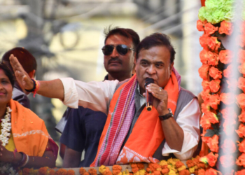 Bankura: Assam Chief Minister Himanta Biswa Sarma speaks during a public meeting as a part of his election campaign ahead of the West Bengal assembly elections in Bishnupur, Bankura, Tuesday, April 21, 2026. (Photo: IANS)