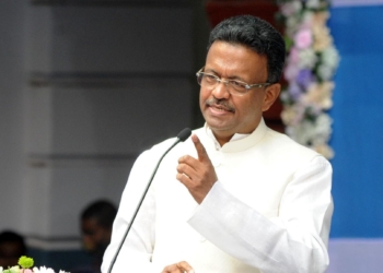 Kolkata:TMC leader Firhad Hakim taking oath as Mayor of Kolkata on Tuesday December 28,2021.(Photo: Kuntal Chakrabarty/IANS)