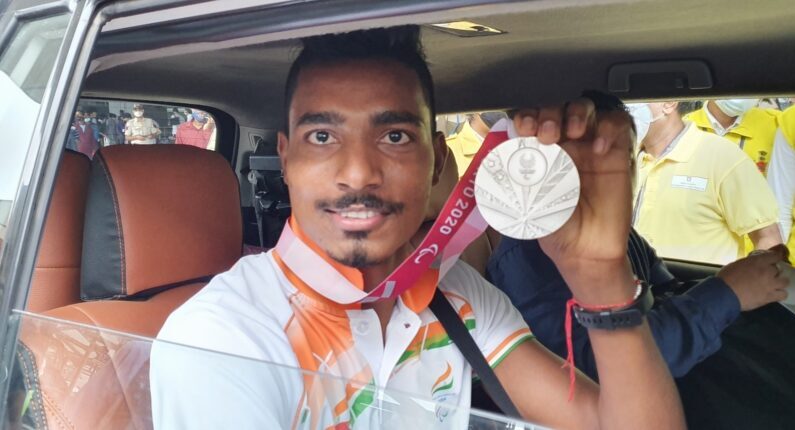 New Delhi : Nishad Kumar Tokyo Paralympics silver medallist for high jump arrived at IGI airport in New Delhi on Tuesday, August 31, 2021. (Photo: Anupam Gautam/ IANS)