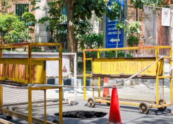 New Delhi: Police cordon off the site of a road cave-in near the new DRDO office on Jaisingh Road in New Delhi on Saturday, May 30, 2026. (Photo: IANS/Wasim Sarvar)