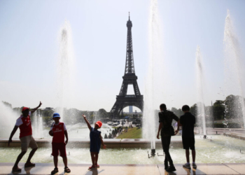 PARIS, July 25, 2019 (Xinhua) -- People pose by a fountain at the Trocadero Place in Paris, France, July 25, 2019. Temperature in Paris hit 42 degrees centigrade on Thursday. (Xinhua/Gao Jing/IANS)