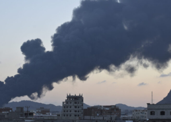 (190112) -- ADEN (YEMEN), Jan. 12, 2019 (Xinhua) -- Photo taken on Jan. 12, 2019 shows heavy smoke from a state-owned oil refinery in Aden, Yemen. A new powerful explosion hit the the state-owned oil refinery in Aden on Saturday evening, injuring at least 15 people, a security official told Xinhua. (Xinhua/Murad Abdo)