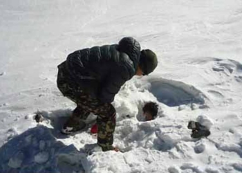 (141019) -- MUSTANG, Oct. 19, 2014 (Xinhua) -- A rescuer searches for avalanche victims and survivors at Thorang-La pass area in Annapurna Region of Mustang, Nepal, Oct. 19, 2014. With two more bodies found on Saturday, the death toll from the blizzards and avalanches that struck the popular 320-kilometer trekking route around Annapurna in Nepal has exceeded 40, local authorities said. (Xinhua/Nepal Army)