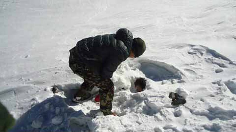 (141019) -- MUSTANG, Oct. 19, 2014 (Xinhua) -- A rescuer searches for avalanche victims and survivors at Thorang-La pass area in Annapurna Region of Mustang, Nepal, Oct. 19, 2014. With two more bodies found on Saturday, the death toll from the blizzards and avalanches that struck the popular 320-kilometer trekking route around Annapurna in Nepal has exceeded 40, local authorities said. (Xinhua/Nepal Army)