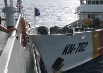 (140516) -- BEIJING, May 16, 2014 (Xinhua) -- Vietnam marine surveillance ship KN-762 rams with China Coast Guard ship Haijing 46001, causing damage, as KN-762 intruded into a Chinese company's work zone in South China Sea, May 2, 2014. Vietnam has made intensive attempts since May 2 to disrupt the Chinese company's normal drilling activities 17 nautical miles (some 31 kilometers) from Zhongjian Island of China's Xisha Islands. (Xinhua)(zc)