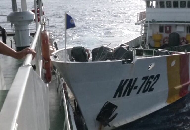 (140516) -- BEIJING, May 16, 2014 (Xinhua) -- Vietnam marine surveillance ship KN-762 rams with China Coast Guard ship Haijing 46001, causing damage, as KN-762 intruded into a Chinese company's work zone in South China Sea, May 2, 2014. Vietnam has made intensive attempts since May 2 to disrupt the Chinese company's normal drilling activities 17 nautical miles (some 31 kilometers) from Zhongjian Island of China's Xisha Islands. (Xinhua)(zc)