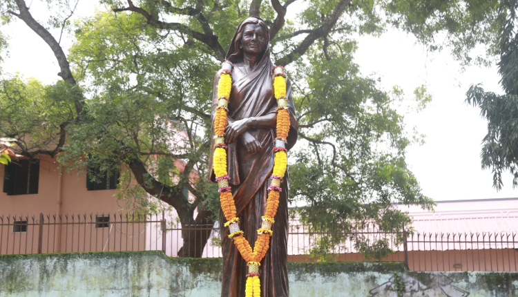 Nandini Satpathy—statue – Katak Municipal Corporation
