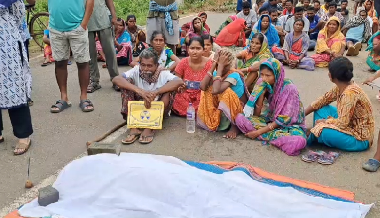 Locals Stage Road Blockade In Debagada Over Youth’s Death